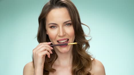 mujer con un pincel de maquillaje