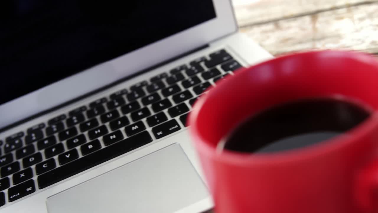 나무판 에 있는 커피 컵 과 노트북