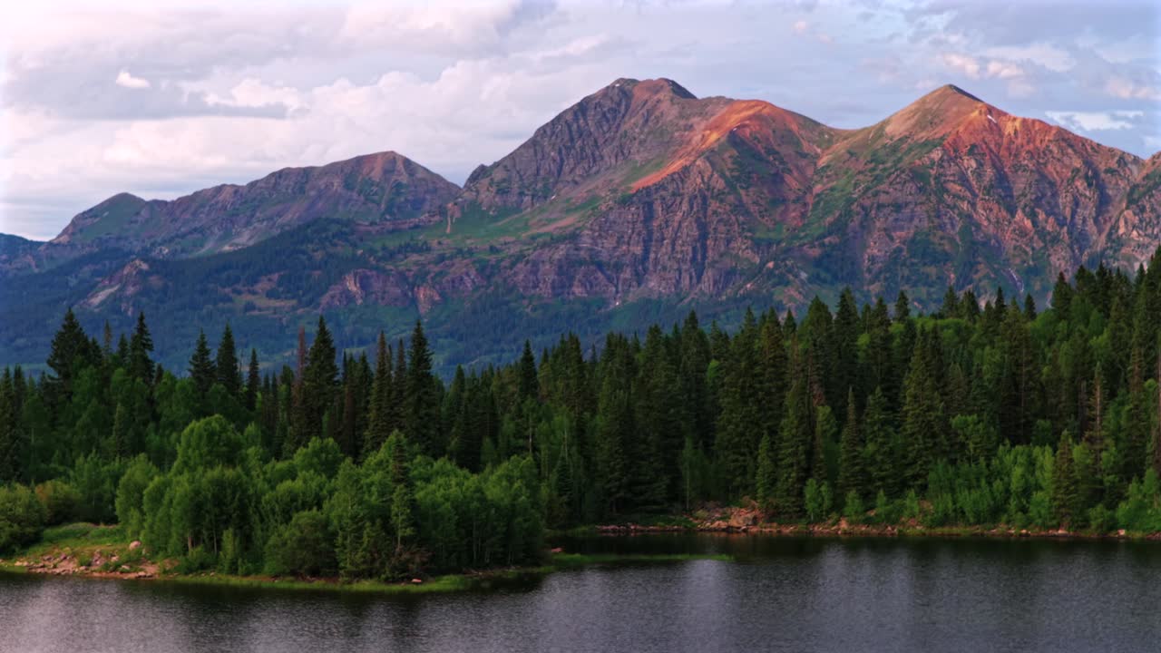 Lost Lake camping sommer solnedgang Kebler Pass Crested Butte Paonia dronefoto Colorado Ruby Peak Rocky Mountains landskapsutsikt Irwin Lake Ohio Pass Ospetrær Skog Sawatch Range parallax venstre