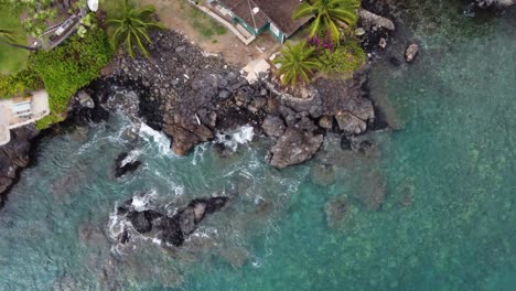 cenital shot of amazing snorkeling spot next to beautiful houses in hawaii