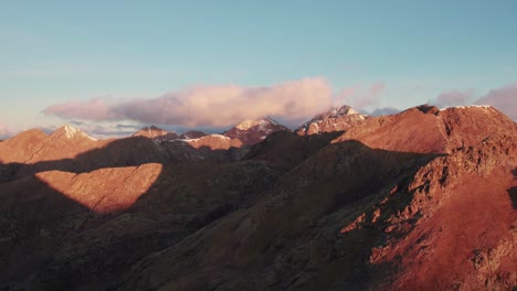 Luftaufnahme-Von-Schneebedeckten,-Wolkigen-Berggipfeln-Bei-Sonnenuntergang-In-Den-Französischen-Pyrenäen