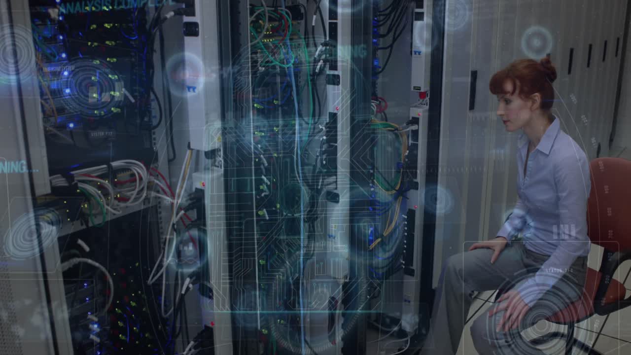 icono de candado de seguridad y escáneres redondos contra ingeniera caucásica que trabaja en la sala de servidores