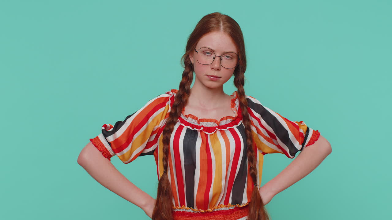 불만족한 소녀는 짜증과 불만으로 손을 흔들고, 실패에 대해 비난하고, 왜 그런지 묻습니다.