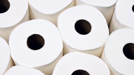 toma panorámica de primer plano del suministro de papel higiénico