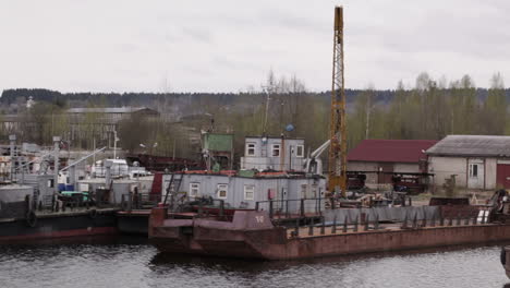 buques viejos de reparación y carga en el muelle