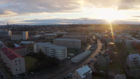 Vista-Aérea-Del-Amanecer-Sobre-La-Ciudad-De-Reykjavik,-Capital-De-Islandia---Disparo-De-Drones