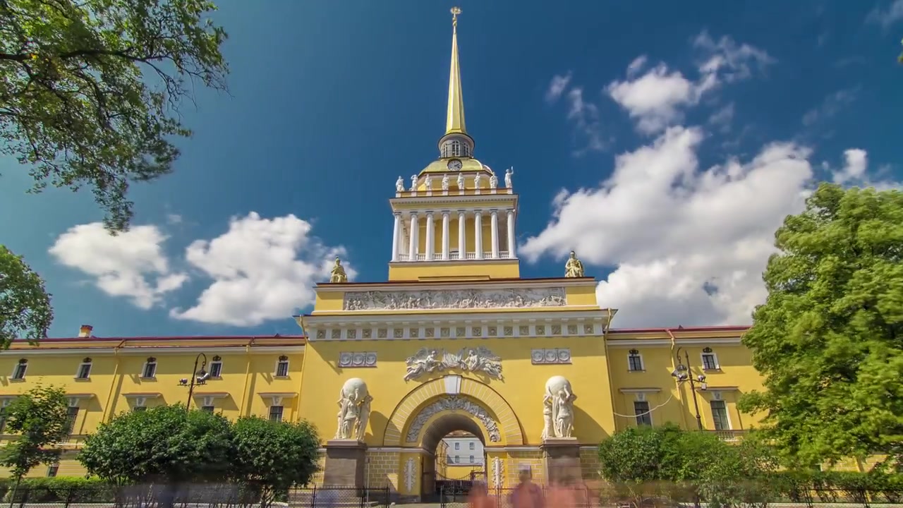 Timelapse hyperlapse do edifício do Almirantado. O busto de A.M. Gorchakov no jardim Aleksandrovsky. Céu azul nublado no verão. São Petersburgo, Rússia.