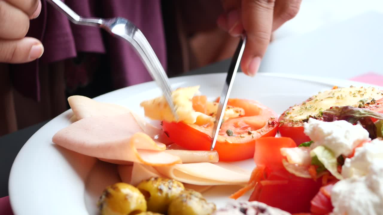 뷔페 음식 한 접시 를 먹는 여자