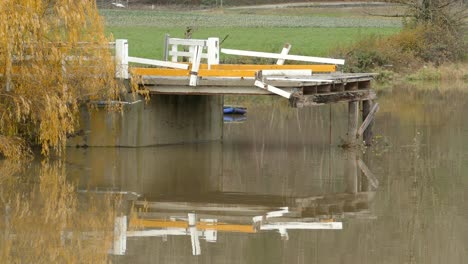 Clip-De-Un-Viejo-Embarcadero-Roto-Reflejado-En-El-Río