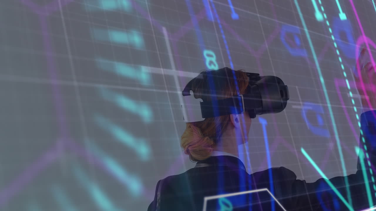 escáner de alcance de neón y procesamiento de datos contra la vista trasera de la mujer gestando mientras usa auriculares vr