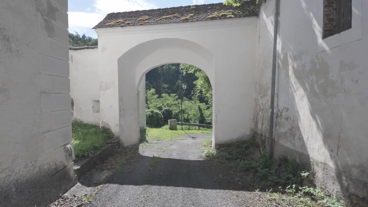 4K-video av et forlatt gammelt slottsområde der man går mot en port i Leiben, Østerrike.