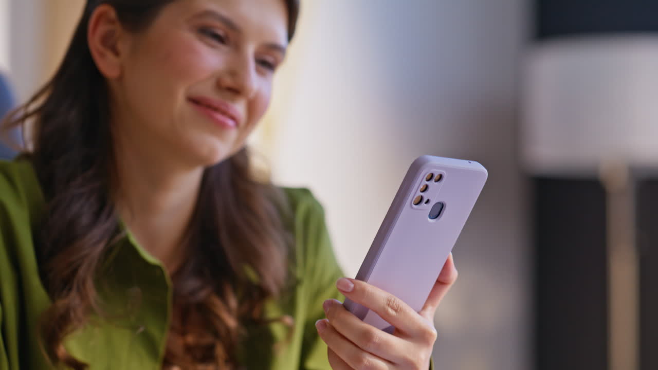 스마트 폰을 사용하는 여성