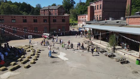 Gente-Caminando-En-Un-Pequeño-Festival-Hipster-En-Una-Zona-Industrial