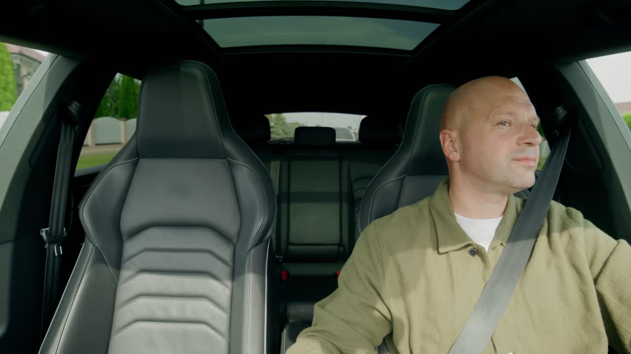 hombre conduciendo coche