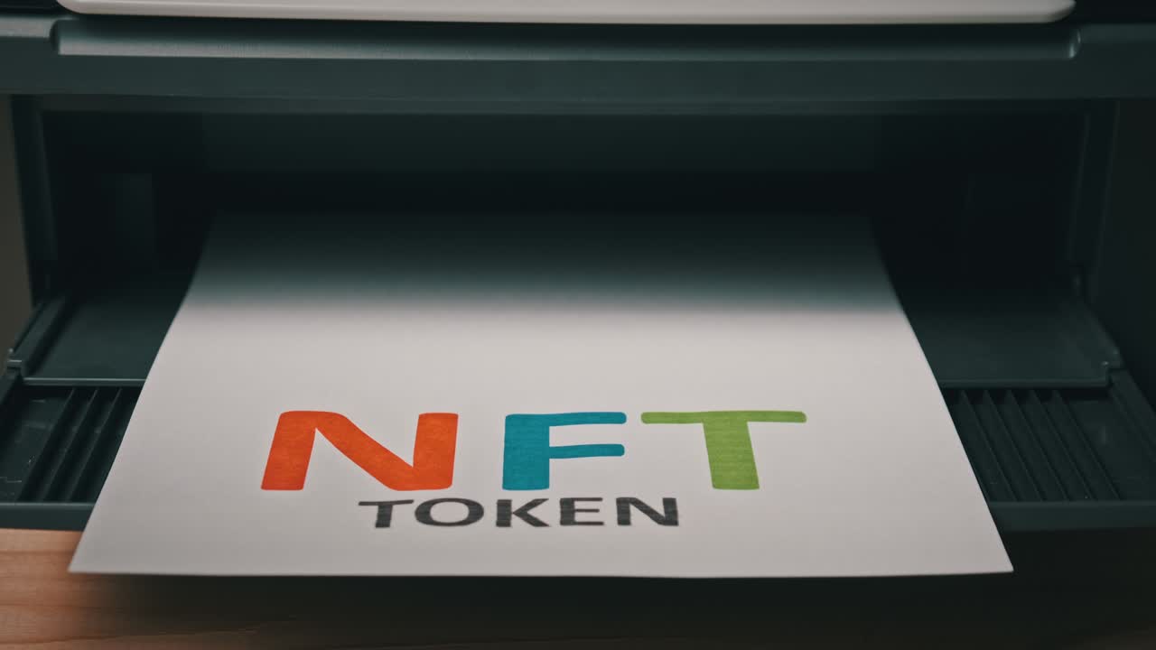 제트 프린터에 의해 인쇄 된  종이에 새겨진 nft 토큰 인쇄
