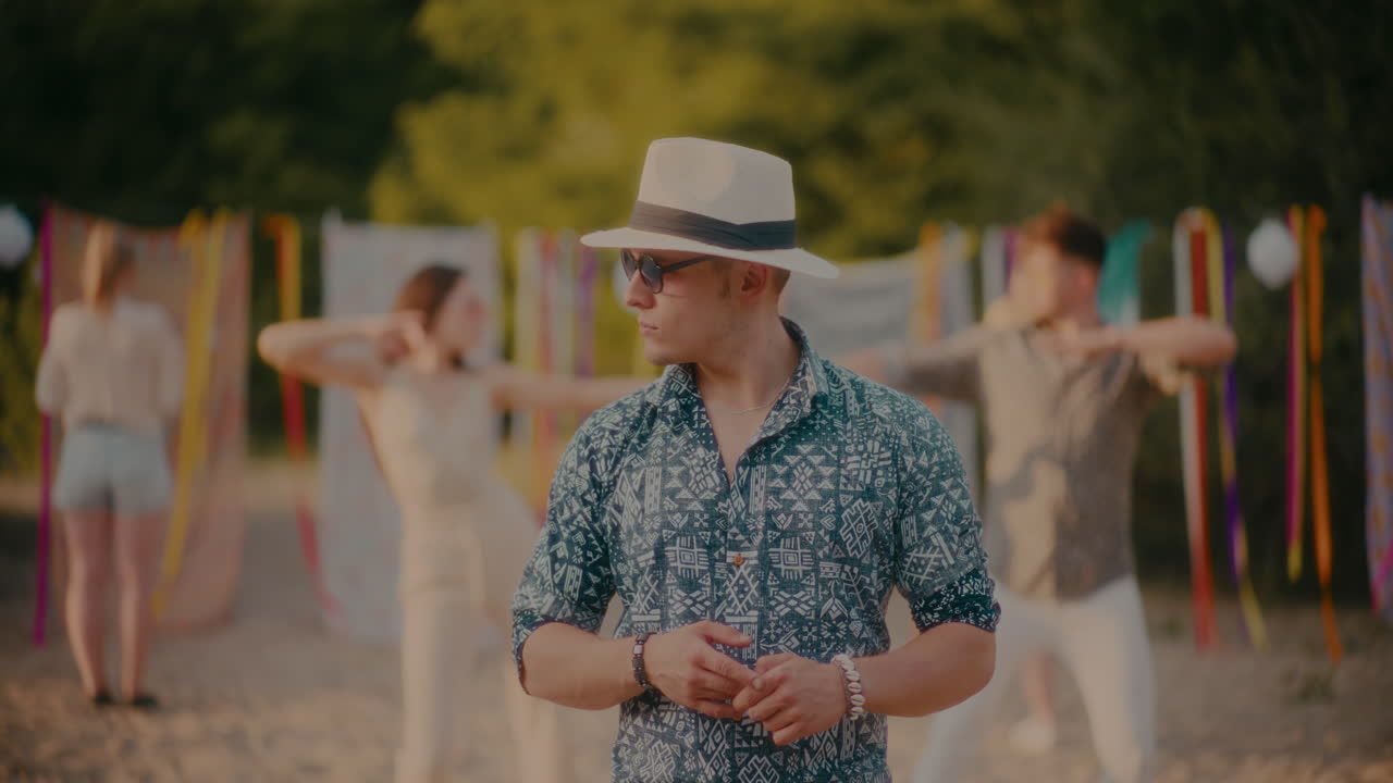 hombre guapo y confiado de pie contra los amigos