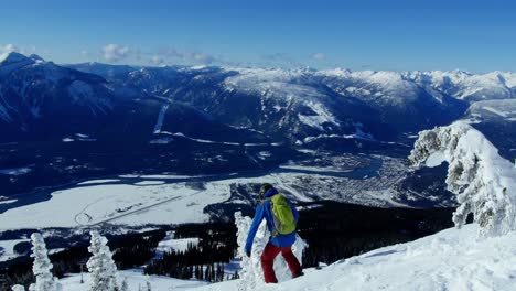 Persona-Haciendo-Snowboard-En-Una-Montaña-Nevada