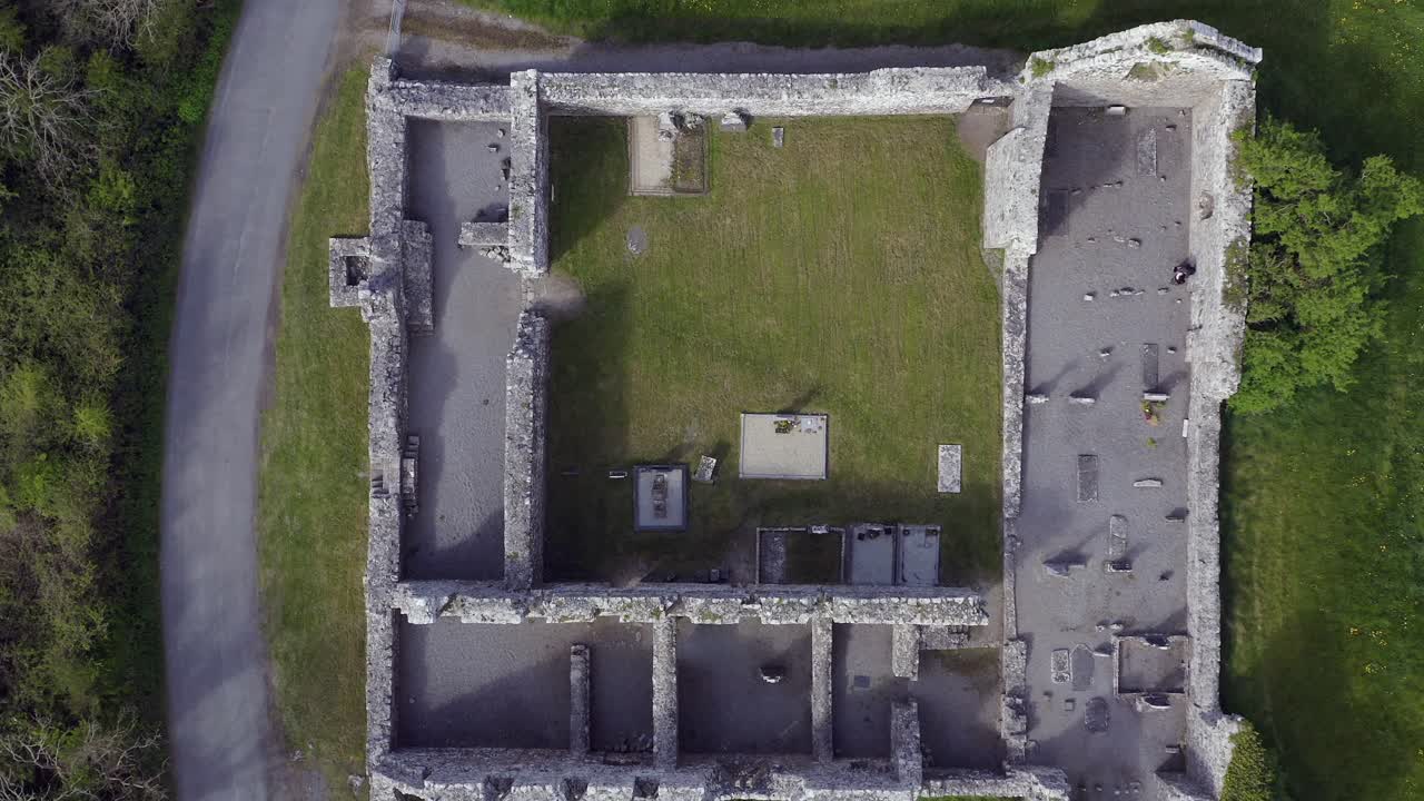 la ascensión aérea revela compartimentos de las ruinas de la abadía de annaghdown, galway