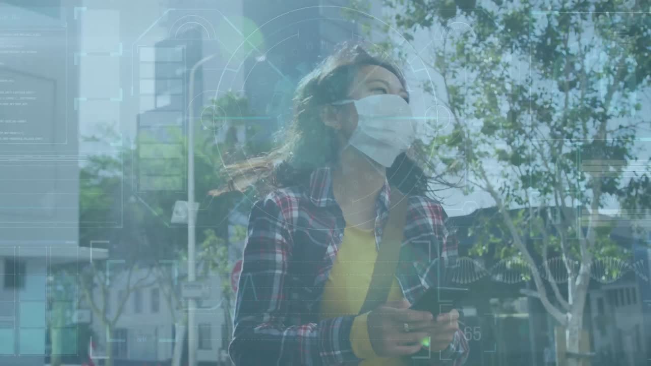 스마트폰을 사용하여 얼굴 마스크를 입은 두 인종의 여성에 대한 의료 데이터 처리 애니메이션