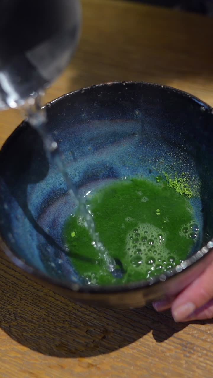 preparación de té matcha