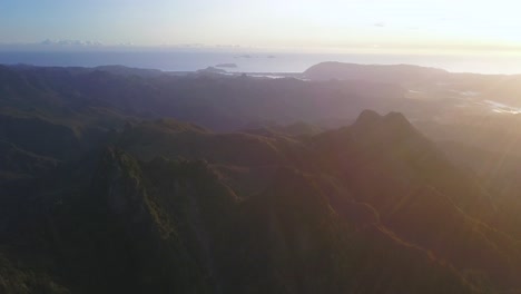 Una-Vista-Panorámica-De-Una-Vasta-Cadena-Montañosa-Nebulosa-Que-Domina-El-Horizonte-Costero-Al-Amanecer