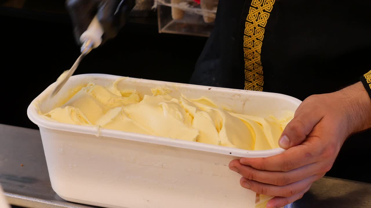 scooping delicioso, helado amarillo cremoso