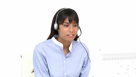 mujer de negocios étnica usando auriculares