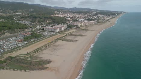 Imágenes-Aéreas-Con-Drones-De-Arenys-De-Mar-Provincia-De-Barcelona-Ciudad-Turística-Catalana-Con-Enormes-Playas-Mar-Mediterráneo