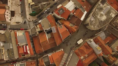 vista superior de las calles de la ciudad y los edificios del techo
