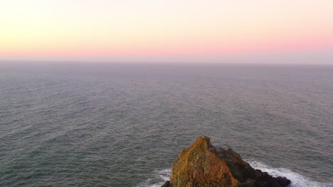 pilas de mar de la costa de oregon al amanecer