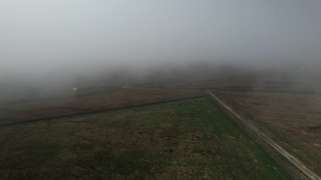 변덕스러운 노스 요크 안개가 자욱한 시골 황무지 장면 시골 도로에서 차량을 따라가는 조감도