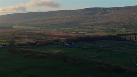 Einspielaufnahme-Von-Dales-Mit-Dem-Zug,-Der-In-Den-Britischen-Bahnhof-Ribblehead-Einfährt