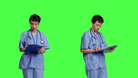 especialista médico examina la radiografía en el laboratorio del hospital
