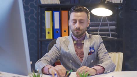 el trabajador de oficina elegante y elegante es reflexivo y piensa en ideas y planes.