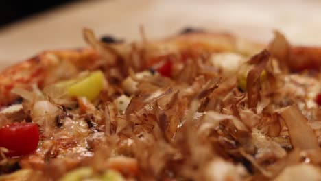 primer plano de pizza de camarón con escamas tostadas
