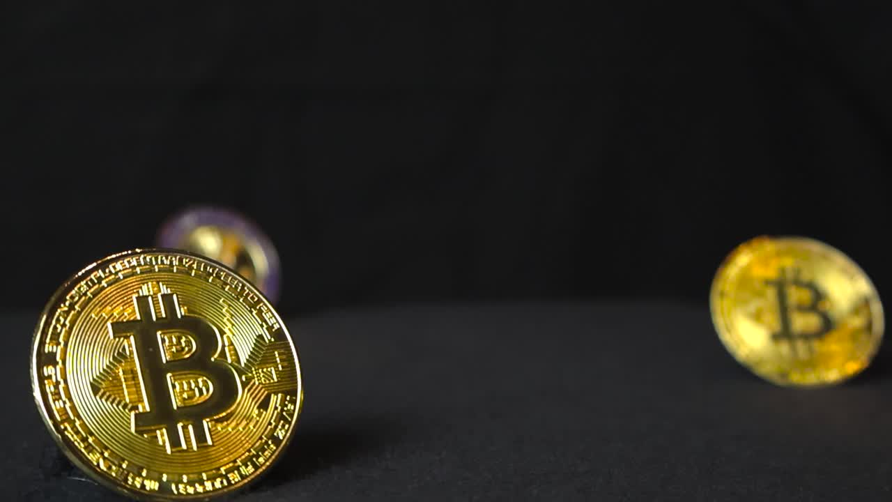 imagens de duas moedas de bitcoin reflexivas amarelas douradas com uma moeda de selo presidencial dos estados unidos ou moeda de potus no fundo em uma tela escura. o foco está mudando lentamente.