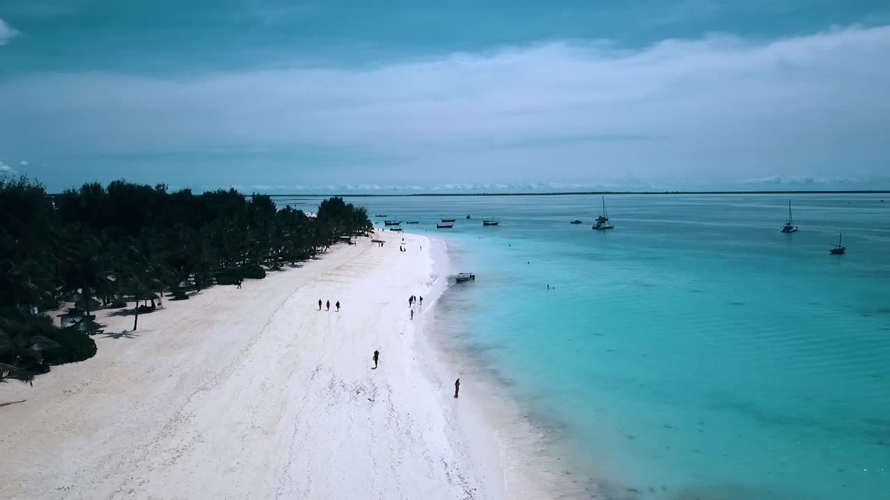 fantástico vuelo aéreo que se levanta lentamente con un dron disparado en el paraíso de arena blanca playa de ensueño sobre la línea costera agua turquesa zanzíbar, áfrica tanzania 2019