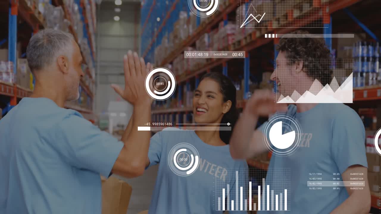 animación del procesamiento de datos sobre un equipo de diversos voluntarios que se dan un "high fiving" el uno al otro en el almacén.