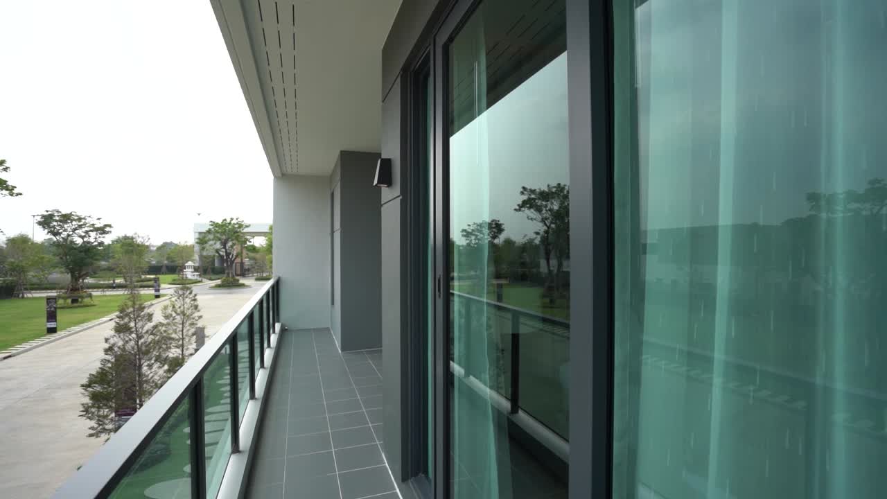 Modernes, sauberes und neues Außendesign für eine Hausveranda