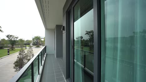 nuevo y limpio diseño exterior moderno del porche de la casa