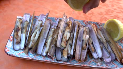 persona exprimiendo limón encima de navaja, delicioso, sabroso