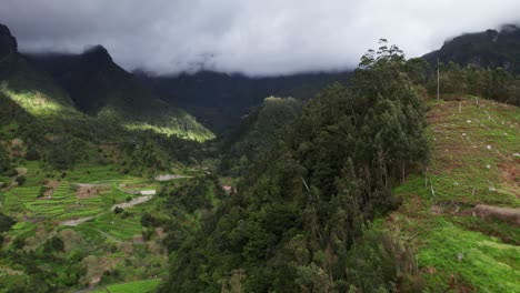 Drohnenansicht-Kleines-Dorf,-Wald-Nach-Regen,-Madeira,-Portugal