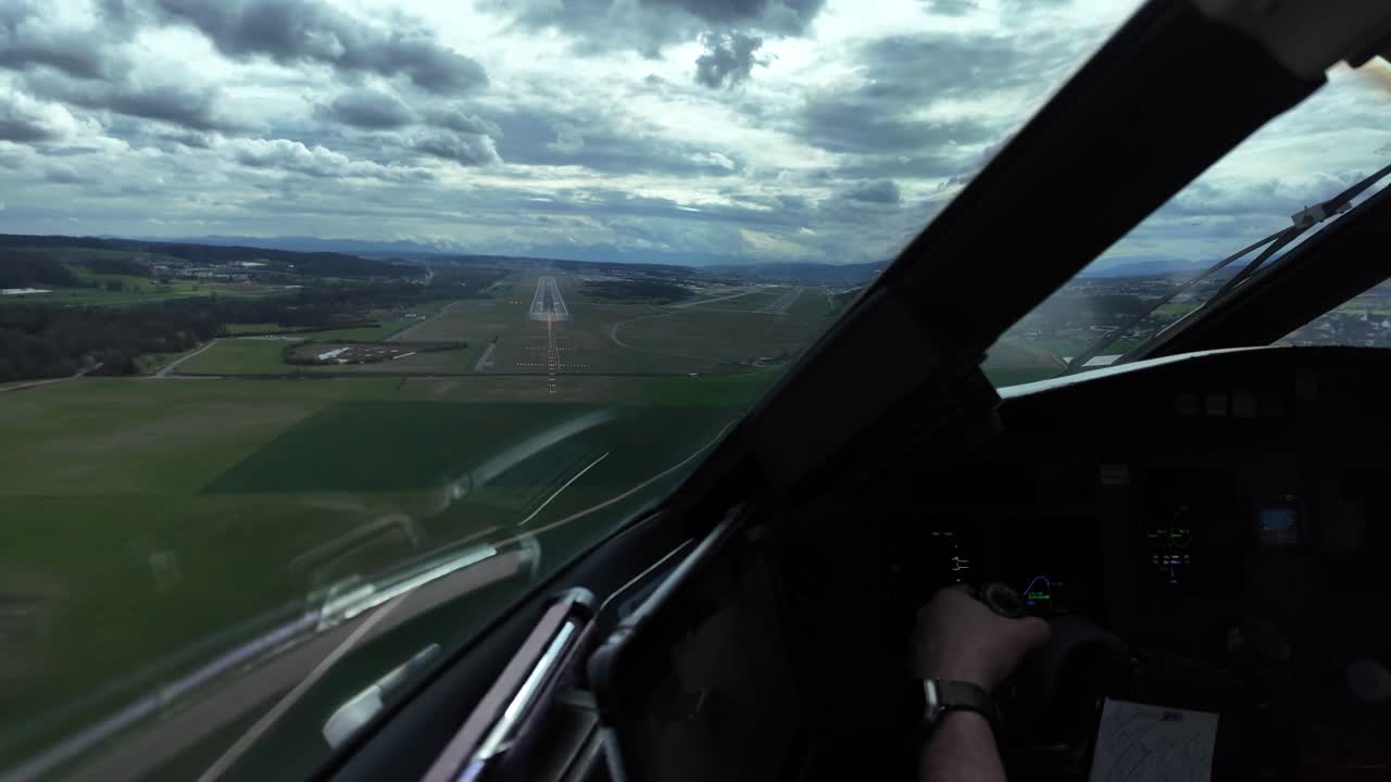 Vista dalla prospettiva del pilota in un avvicinamento in tempo reale alla pista 14, con una vista del Comandante che pilota manualmente i comandi di volo, sotto un cielo nuvoloso
