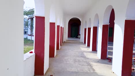 Korridorsäulen,-Niedrige-Winkelsymmetrie,-Aufgenommen-Am-Morgen-Aus-Einer-Einzigartigen-Perspektive.-Das-Video-Wurde-Am-15.-April-2022-Am-Patna-College-In-Patna,-Bihar,-Indien,-Aufgenommen