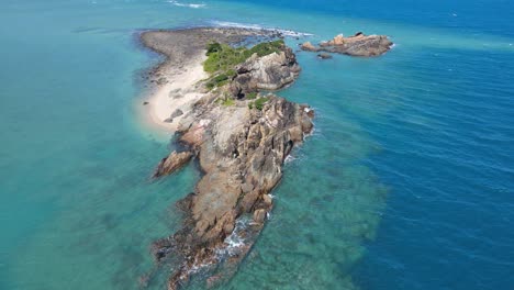 isla de pájaros rocosos rodeada de un mar azul tranquilo cerca de la isla de langford en whitsunday en queensland, australia