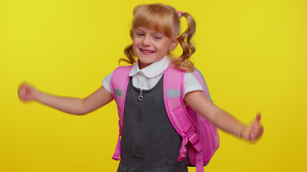 chica adolescente atractiva niño en uniforme escolar celebrar el éxito ganar haciendo el gesto ganador decir sí