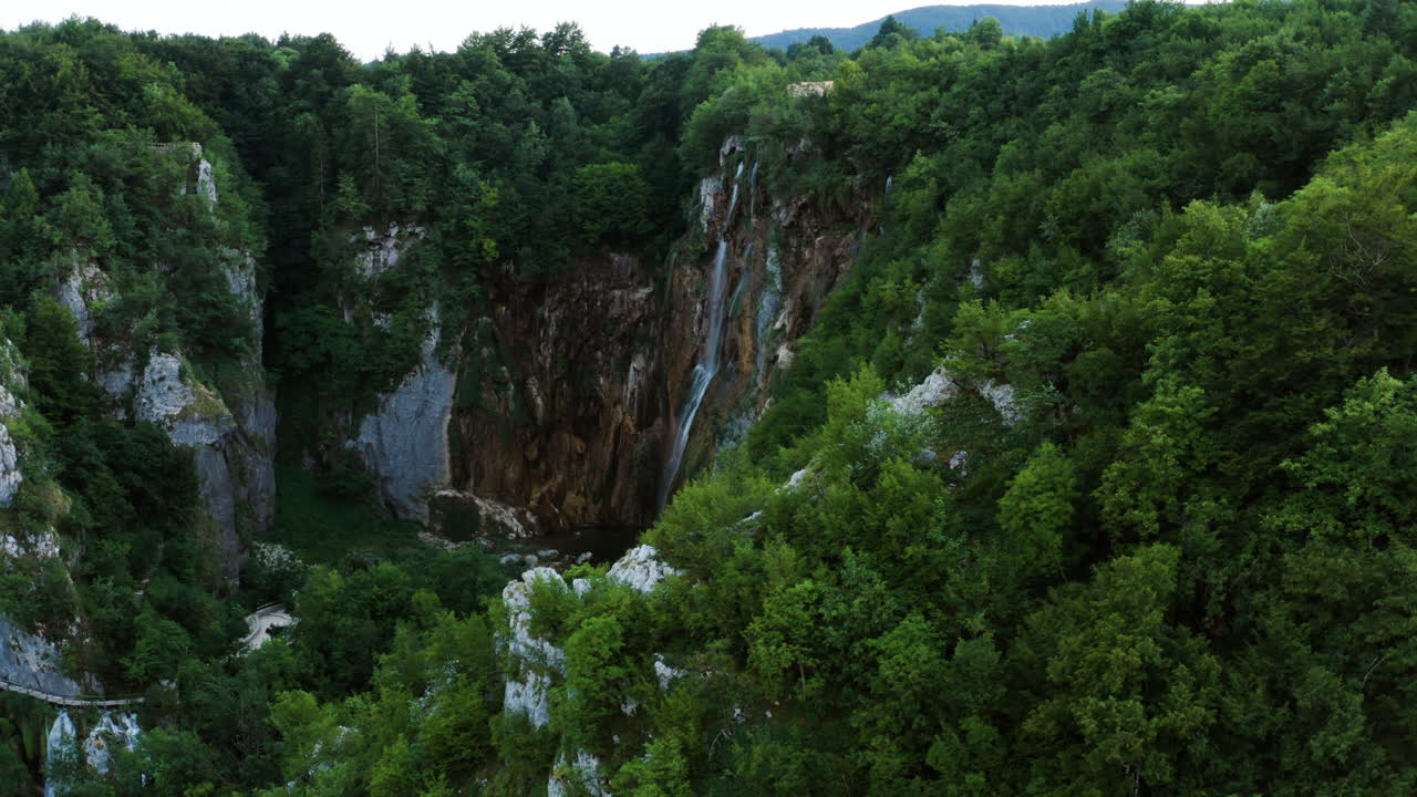 follaje exuberante reveló cañones empinados con las cascadas en el parque nacional de los lagos de plitvice en croacia
