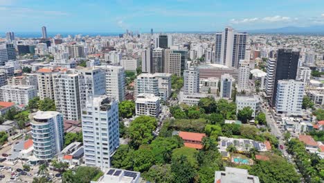 Luftaufnahme-Von-Santo-Domingo-An-Einem-Klaren-Tag-–-Stadtlandschaft-Und-Moderne-Architektur