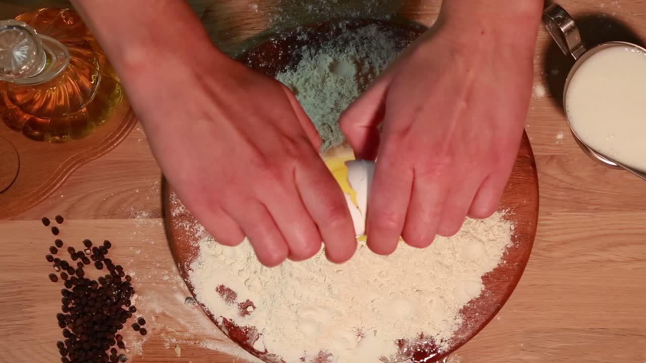 The egg is broken in flour