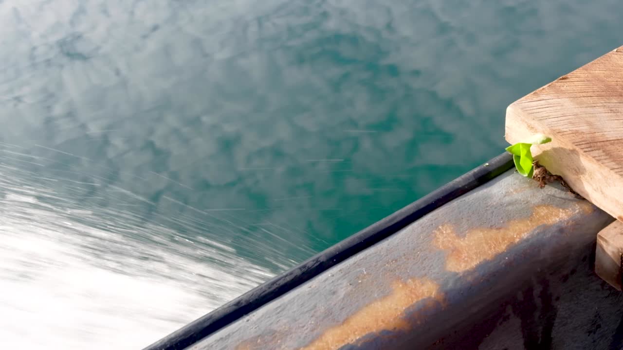 Kleines Boot in Bewegung mit Wolken, die sich im Ozean spiegeln, in Bougainville, Papua-Neuguinea
